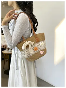 Sac à épaule en paille tressée avec fleurs au crochet et nœud en dentelle pour plage été.