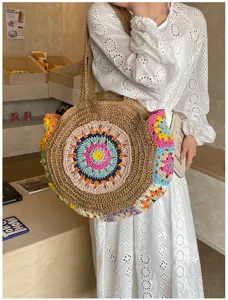 Γυναικεία ψάθινη τσάντα ώμου boho με πολύχρωμο πλεκτό σχέδιο, ιδανική για διακοπές στην παραλία.