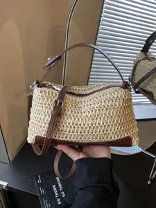 Sac à bandoulière en paille tissée pour femme avec bordure en cuir marron, vue principale.