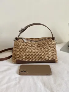 Sac bandoulière tissé en paille style coréen avec bordure en cuir marron pour femmes.