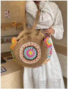Κοντινό πλάνο σε boho ψάθινη τσάντα με πολύχρωμα λουλουδάτα μοτίβα και υφή λεπτομέρειες.