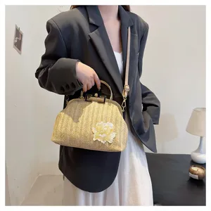 Sac à main bandoulière en paille tressée avec broderie florale pour les vacances d'été.