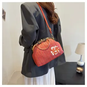 Sac bandoulière chic en paille tissée style chinois avec broderie florale et poignée en métal.