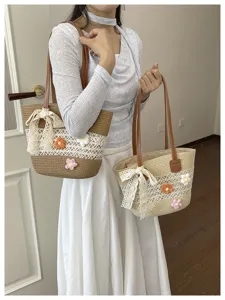 Charmant sac cabas en paille tressée avec jolies fleurs au crochet et nœud.