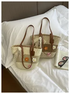 Sac cabas en paille tissée avec décor floral et nœud en dentelle, sac d'été élégant.