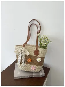 Sac cabas en paille tissée avec fleurs au crochet et nœud en dentelle, élégant sac de plage.