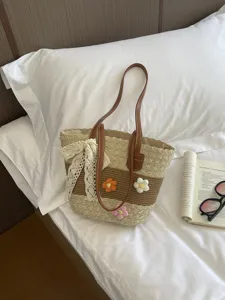 Sac de plage en paille pour femme, design floral crocheté avec lanière en cuir et nœud d'été.
