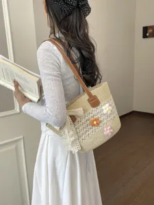Sac à épaule en paille tissée cabas de plage avec fleurs au crochet et élégant nœud.