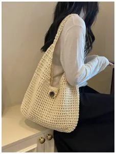 Vista dettagliata della borsa a spalla in crochet beige con trama traforata e stile.