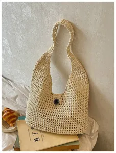 Vista dettagliata di una borsa a spalla in crochet beige, borsa mare estiva casual con chiusura a bottone.