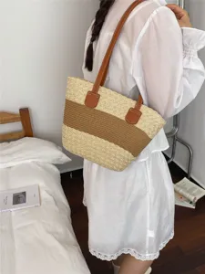 Grand sac bandoulière en paille avec design rayé stylé pour les vacances d'été et usage quotidien.