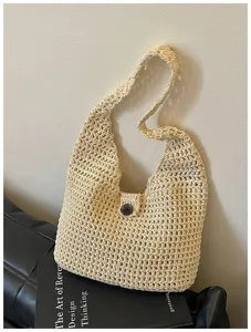 Primo piano dettagliato della texture della borsa a spalla in crochet beige, lavorata.