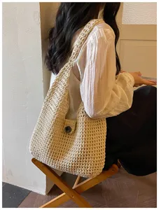 Borsa a tracolla da donna in crochet beige, elegante borsa da spiaggia estiva per vacanze.