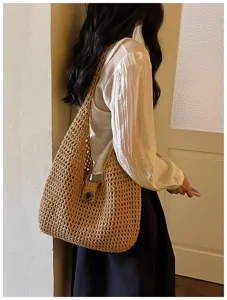 Vista dettagliata della borsa a spalla intrecciata casual con lavorazione a maglia traforata.