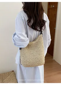 Détail de sac porté épaule en paille, avec texture naturelle et bandoulière confortable.