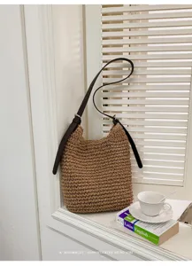 Vue détaillée du sac cabas fourre-tout tissé en paille décontracté avec lanière en cuir marron.