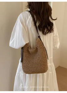 Vue détaillée du sac porté épaule en paille décontracté avec lanière en cuir pour l'été.