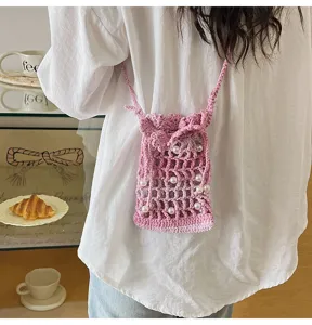 Roze gehaakte telefoon tas met parels, lichtgewicht strand vakantie schoudertas detail.