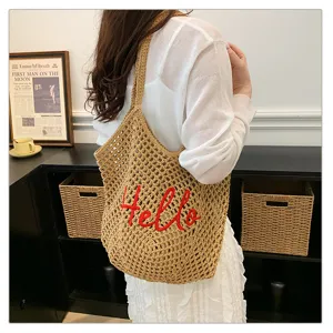 Häkel-Umhängetasche für Damen, lässige Sommer-Strandtasche mit roter Stickerei und Design.