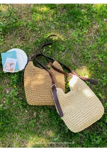 Vue détaillée en plein air d'un sac bandoulière en paille tressée, texture naturelle et design.