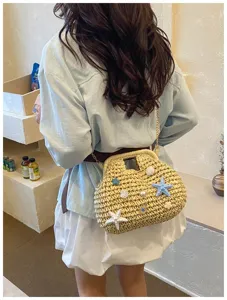 Borsa a mano in paglia stile oceano da donna, con decorazioni di conchiglie per la spiaggia.