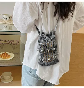 Grijs gehaakt mesh crossbody telefoon tasje met witte parels, ideaal voor strandvakantie en reis.