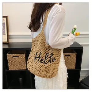 Gekhäkelte Schultertasche Detail, lässige Strandtasche mit Hello Stickerei, beige Tasche.