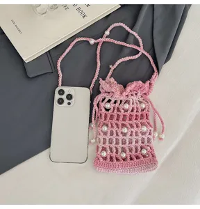 Roze verloop gehaakte telefoontas detail met opvallende opengewerkte textuur en parels.