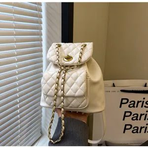 Detaillierte Nahaufnahme des weißen Damen-Stepp-Mini-Rucksacks mit eleganten goldenen Kettenträgern.
