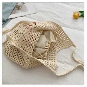 Beige gehäkelte Schultertasche für Damen, lässige Sommer Strandtasche mit Innentasche.