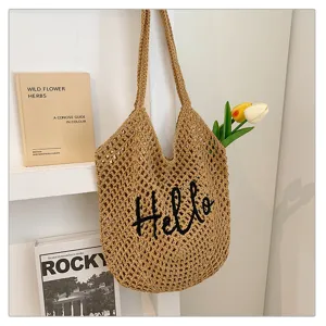Häkel-Umhängetasche Detail, lässige Strandtasche mit Hello Stickerei und Netzmuster.