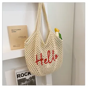 Beige Häkel-Tragetasche für Damen, hohle Strick Strand-Umhängetasche mit roter Hello Stickerei.