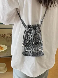 Grijs gehaakt telefoontasje met parels, geweven crossbody tasje voor strand en dagelijks gebruik.