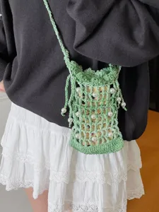 Groene gehaakte telefoon schoudertas met parels, stijlvolle crossbody tas voor strand en dagelijks.