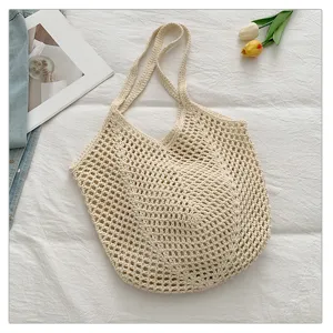 Detaillierte beige hohle Häkel-Strandtasche, lässige modische Umhängetasche für Damen.