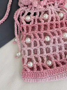 Roze gehaakte telefoontas met parels, lichtgewicht strand crossbody ontwerp voor vakantie.