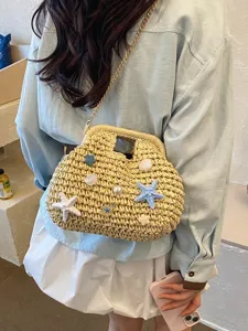 Borsa a tracolla in paglia intrecciata con decoro di stella marina e conchiglia, ideale per spiaggia.