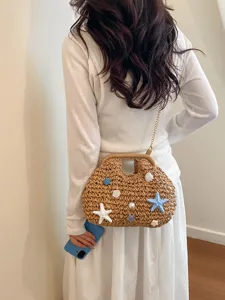 Borsa a mano in paglia stile oceano con decorazioni di conchiglie e stelle marine vista principale.