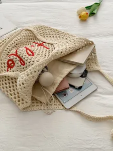 Beige gehäkelte Umhängetasche mit roter Stickerei, lässige Strandtasche für Damen.