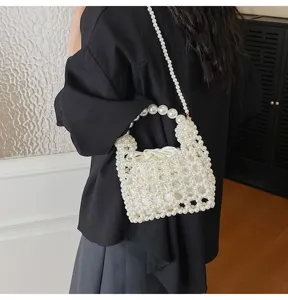 Chic bolso de mano mini de perlas blancas con elegante asa de perlas y bolsa interior.