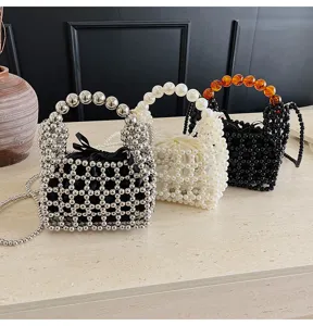 Vista detallada de bolsos de mano mini con cuentas de perlas elegantes y estilo sofisticado.