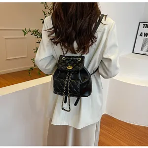 Schwarzer gesteppter Lederrucksack mit Kettenriemen und Drehverschluss für Damen.