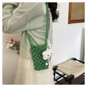 Grüne geflochtene Umhängetasche für Damen, schicke Netztasche mit süßem Wolkenanhänger chic.