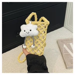 Gelbe geflochtene Häkel-Handy Tasche mit süßem Plüsch-Wolkenanhänger, lässige Tasche.