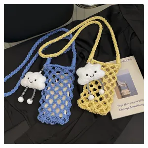 Detailansicht der handgefertigten, hohlen Strick-Handytasche mit niedlichem Plüsch-Wolkenelement.