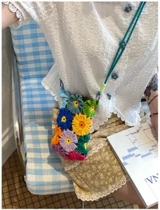 Bunte gehäkelte Blumen Handytasche, süße Regenbogen Strick Umhängetasche für den täglichen Look.