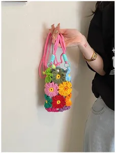 Gehäkelte Blumen Handytasche Detailansicht, bunte handgemachte Strick Umhängetasche für Damen.