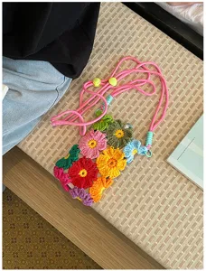 Handgemachte Häkelblumen Handytasche mit rosafarbenem Riemen, bunte Regenbogen Umhängetasche.