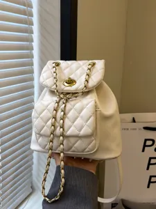 Lässiger weißer gesteppter Lederrucksack mit goldnen Kettenriemen und Drehverschluss für Damen.