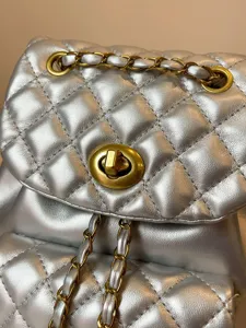 Damen silber gesteppte Leder Rucksack elegante goldene Kette Schultertasche Freizeit